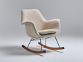 Fauteuil à bascule en tissu bouclé beige avec structure métallique et patins en bois style scandinave salon intérieur