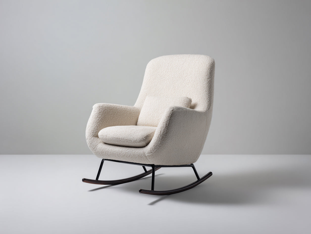 Fauteuil à bascule en tissu bouclé beige avec structure métal noir et patins en bois style scandinave salon intérieur